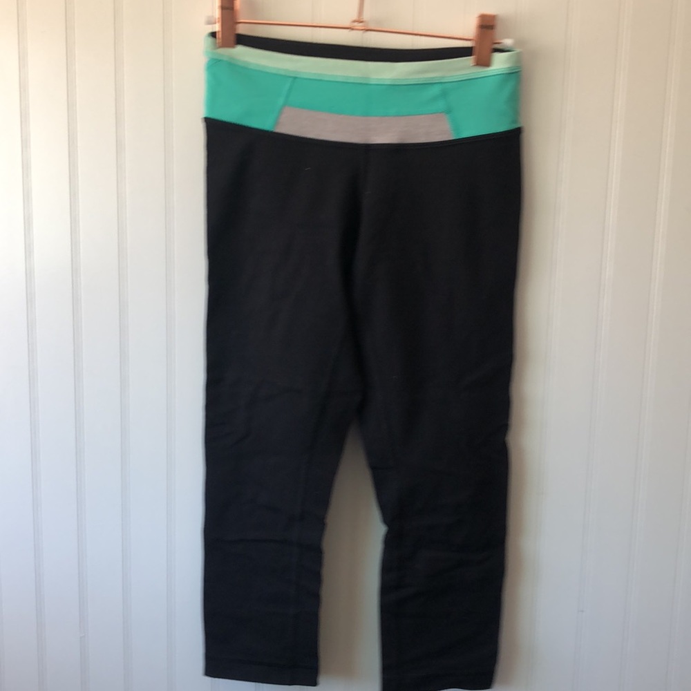 Lululemon Crop Running Leggings 4 reversible - Picture 4 of 9